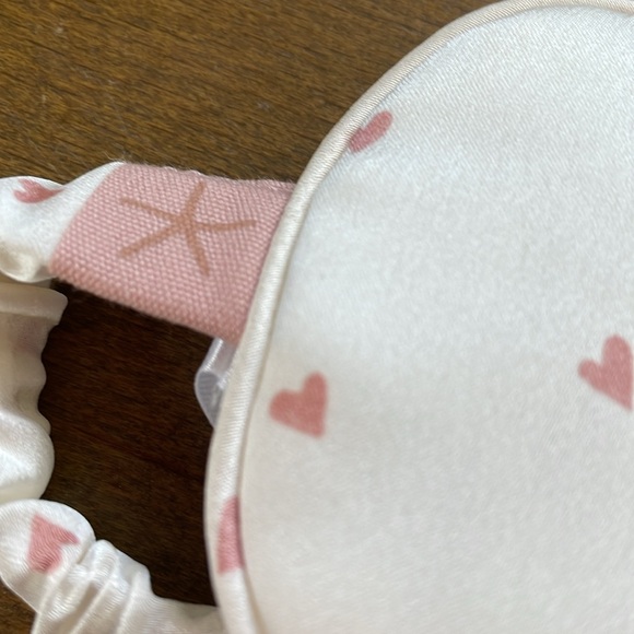 New without tags Barefoot dreams sleep eye cover white with pink hearts 💕💕💕 - Picture 2 of 4